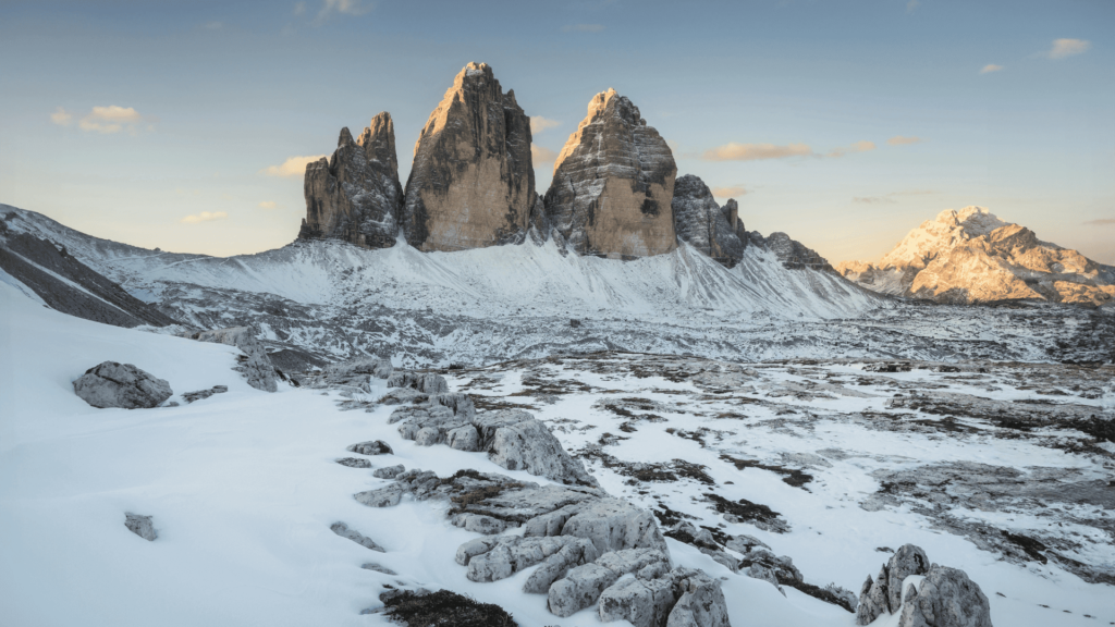 Grandes montanhas rodeadas de neve no inverno