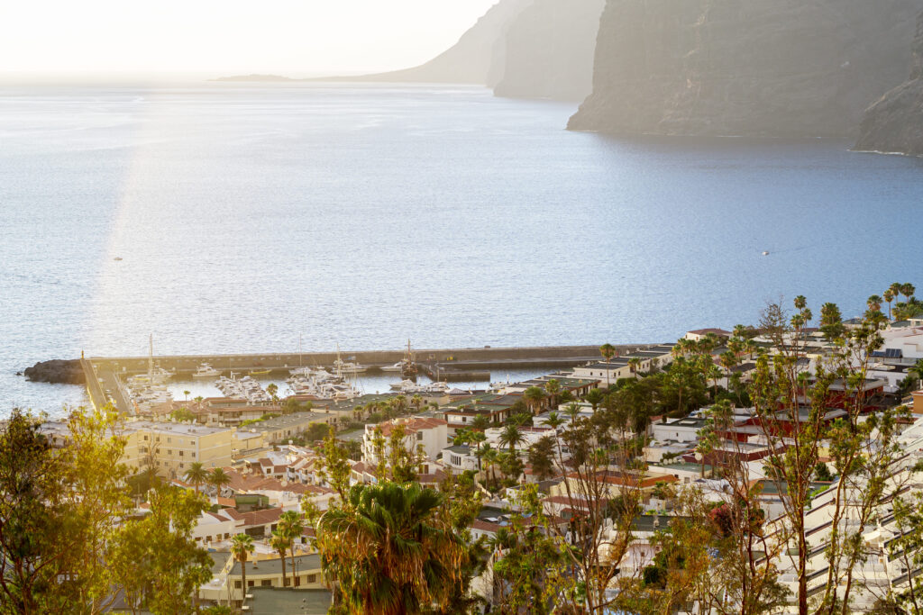 Paisagem com típicas casas madeirenses, construídas à beira mar