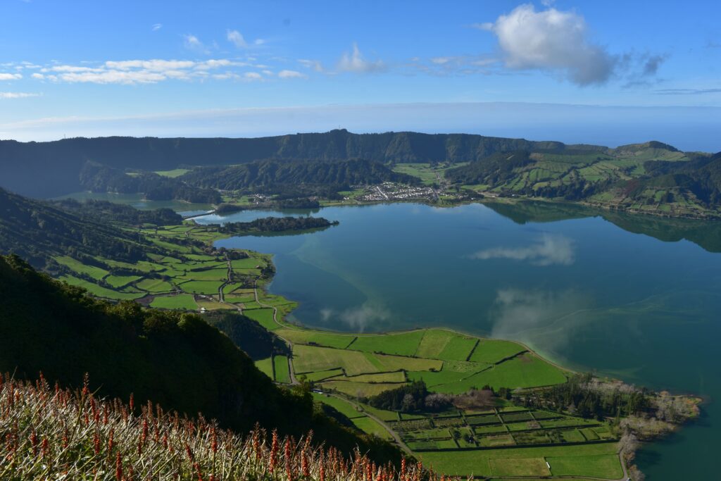 Vista aérea de um lago rodeado por planícies tipicamente açoreanas